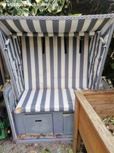 Überholungsbedürftiger Strandkorb zu verschenken. Überholungsbedürftiger Strandkorb zu verschenken

Strandkorb (ca. 2 Jahre alt) zu verschenken. Wurde über den Winter leider draussen gelassen (abgedeckt), daher mit Schimmelstellen und insgesamt überholungsbedürftig. 2. Bild Unterseite Bank.
 Ein Kissen wurde von Mäusen beschädigt. Sh. Fotos.
Ansonsten in ok Zustand. 
Besichtigung möglich.
Abholung vor Ort jederzeit ab sofort.
Ohne Garantie.
Masse:
Breite: 120. . Tiefe: 80