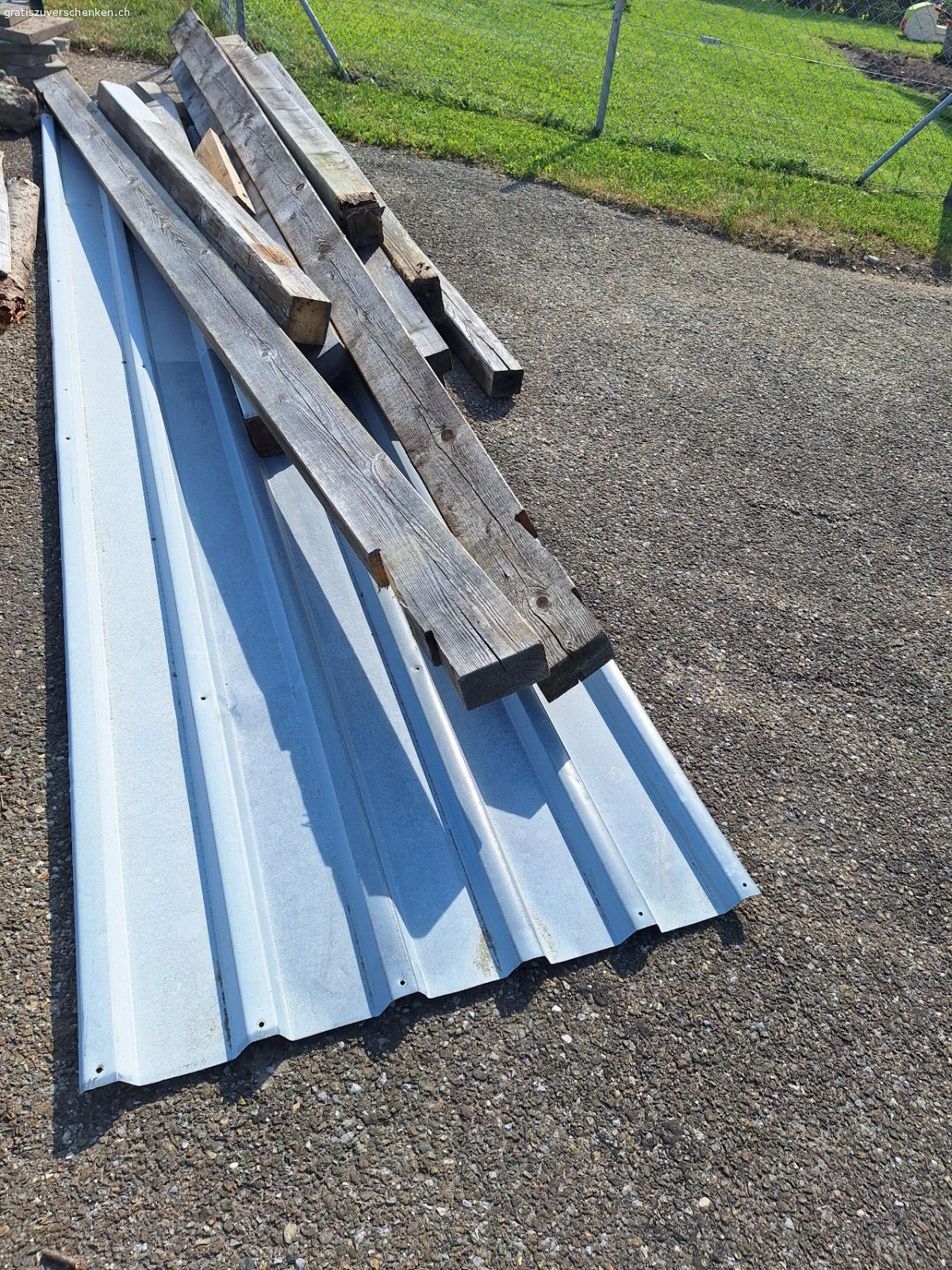 Unterstand. Unterstand ca. 2,5m x 3,5m gross. Bereits abgebaut. Inkl alle Holzlatten und Dach. Auf Anfrage können auch Einzelteile bezogen werden. Kontakt bitte per Email, SMS oder WhatsApp. Keine Anrufe. Abholung ab sofort möglich im Schindlet in Bauma.