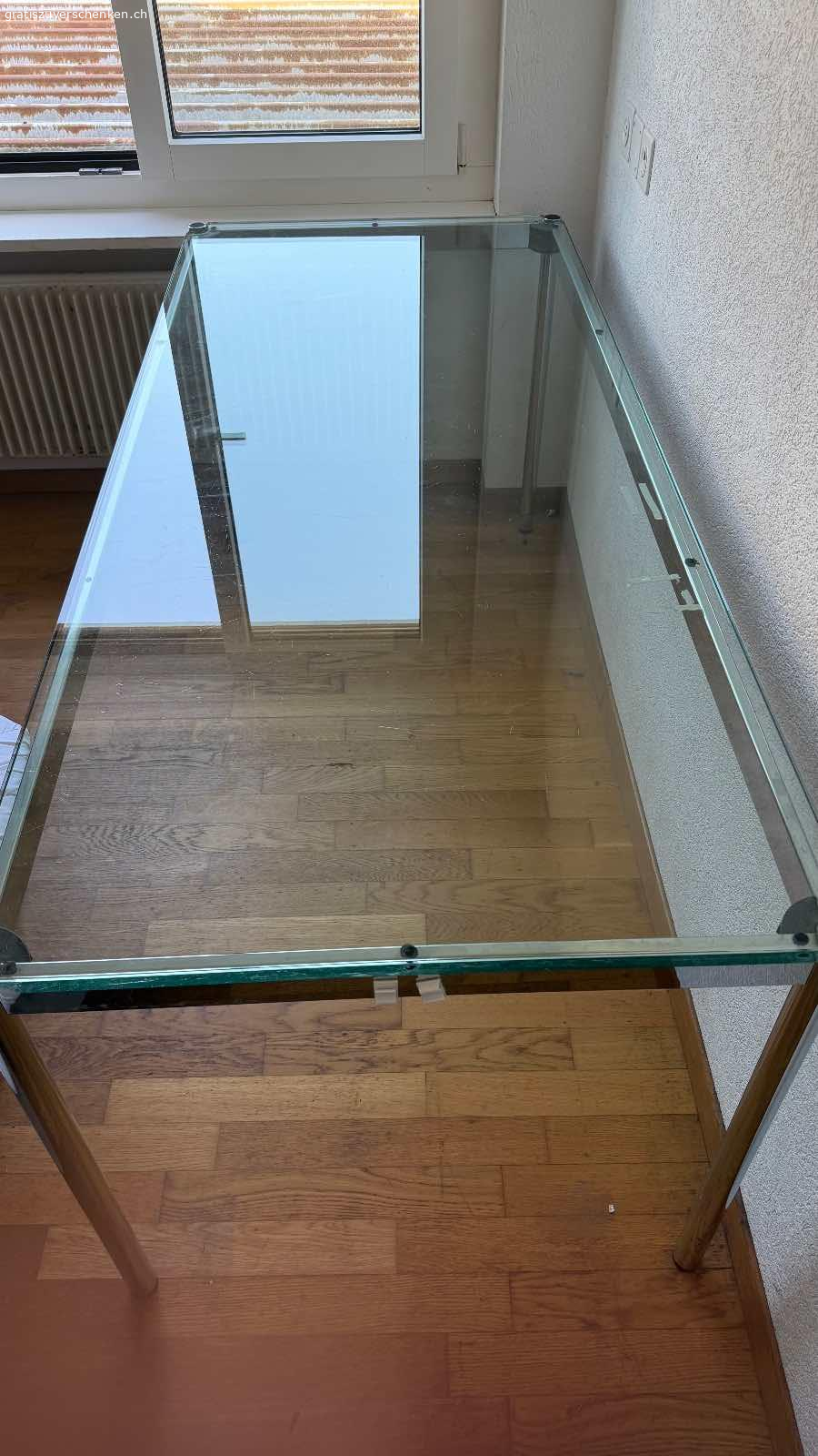 USM Glastisch. Massiver Glastisch fürs Büro.
Hat ein paar Flecken, sonst guter Zustand.