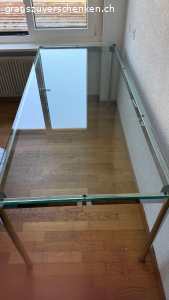 USM Glastisch. Massiver Glastisch fürs Büro.
Hat ein paar Flecken, sonst guter Zustand.