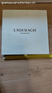 Vase, Gläser, Holzschachteln