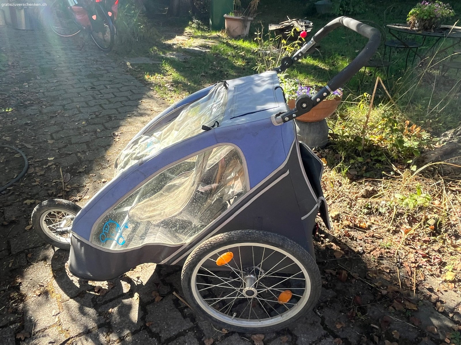 veloanhönger. gebrauchter veloanhänger,1 rad kann ich nicht pumpen,ev ventil defekt,fürs vorderrad habe ich keine passende pumpe.Stand lange im schopf,muss noch gereinigt werden.1 stelle leich angerissen.