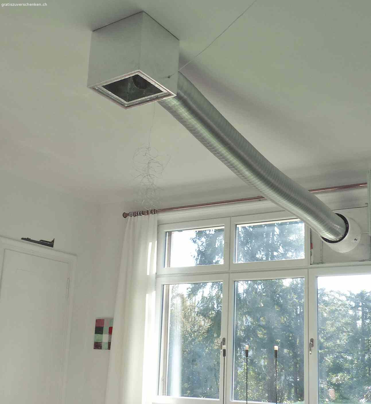 Ventilator Raumentlüftung. Ventilator mit Lüftungsrohr. War Bestandteil einer Aerosol-Absauganlage.
Ø Ventilator: 34 cm       ØRohr: 20 cm