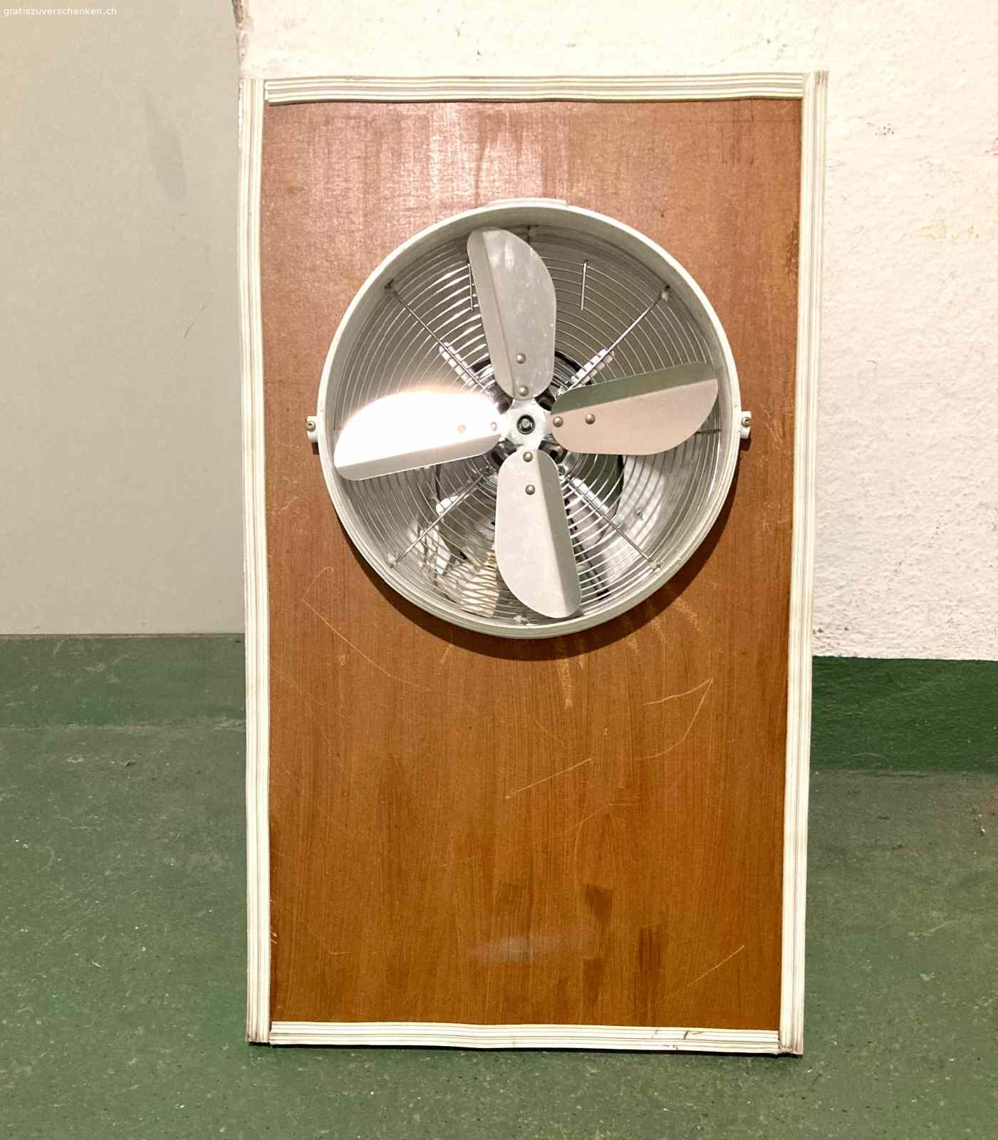 Ventilator Raumentlüftung. Ventilator mit Lüftungsrohr. War Bestandteil einer Aerosol-Absauganlage.
Ø Ventilator: 34 cm       ØRohr: 20 cm