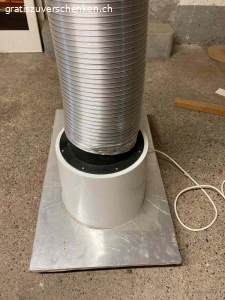 Ventilator Raumentlüftung. Ventilator mit Lüftungsrohr. War Bestandteil einer Aerosol-Absauganlage.
Ø Ventilator: 34 cm       ØRohr: 20 cm