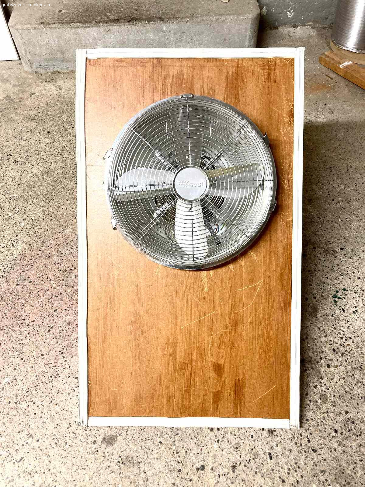 Ventilator Raumentlüftung. Ventilator mit Lüftungsrohr. War Bestandteil einer Aerosol-Absauganlage.
Ø Ventilator: 34 cm       ØRohr: 20 cm
