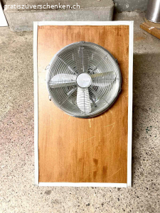 Ventilator Raumentlüftung. Ventilator mit Lüftungsrohr. War Bestandteil einer Aerosol-Absauganlage.
Ø Ventilator: 34 cm       ØRohr: 20 cm
