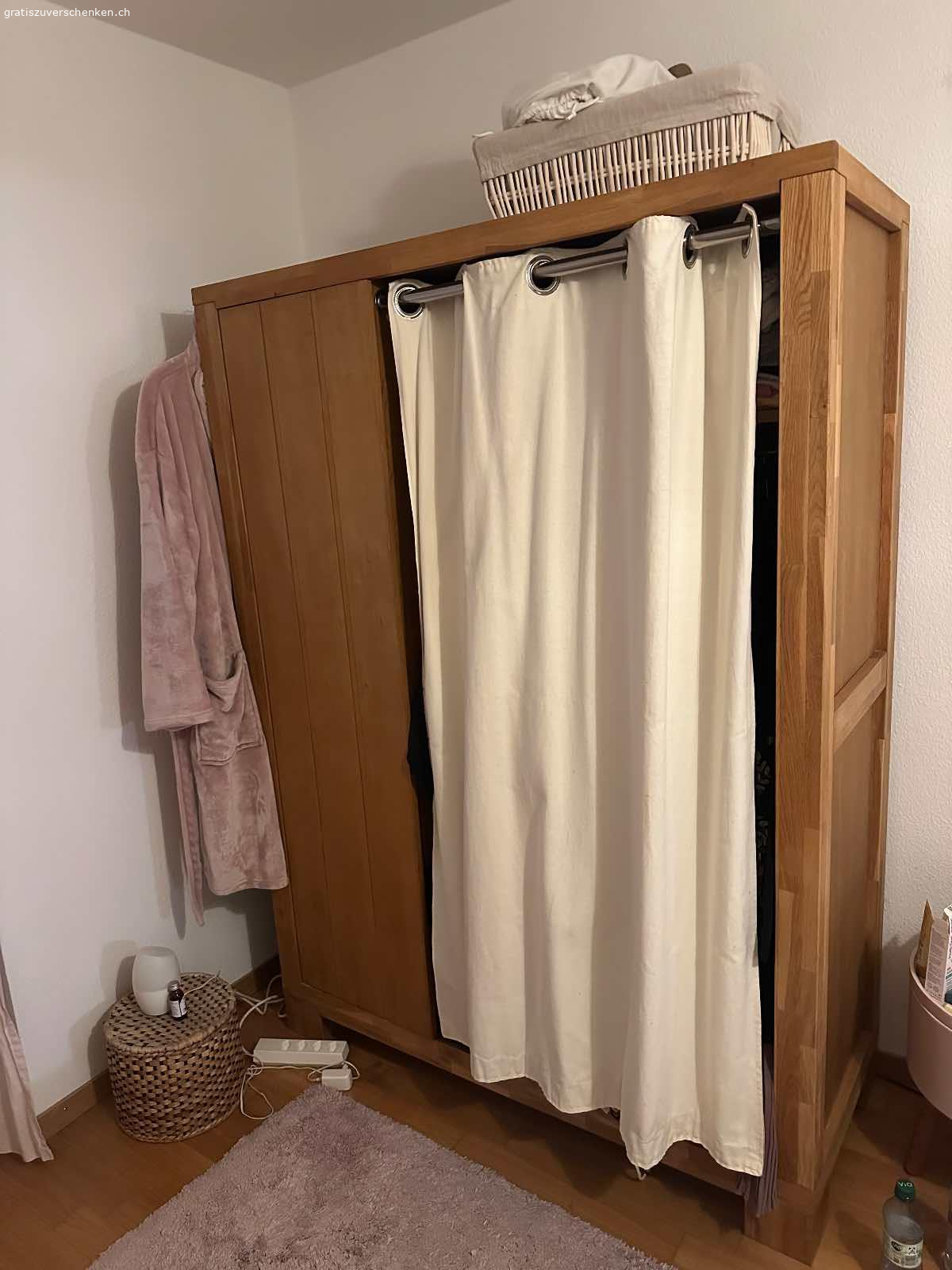 Verschenke schönen, hochwertigen Schrank aus massivem Holz. Sehr robust und hochwertig verarbeitet. Ideal für langlebige Nutzung.

Maße
Breite: 130 cm
Höhe: 198 cm
Tiefe: 55 cm

Details:
Material: Massives Holz
Farbe: Naturholz
Alter: ca. 10 Jahre
Zustand: Sehr gut, leichte Gebrauchsspuren
Aus tierfreiem & rauchfreiem Haushalt
Mit stabilen Türen und solider Bauweise
Bietet viel Stauraum

Abholung:
Standort: Zürich Altstetten
Nur Selbstabholung
Schrank kann für den Transport teilweise demontiert werden