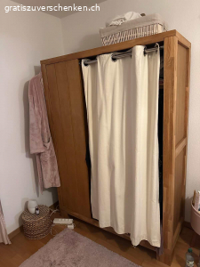 Verschenke schönen, hochwertigen Schrank aus massivem Holz. Sehr robust und hochwertig verarbeitet. Ideal für langlebige Nutzung.

Maße
Breite: 130 cm
Höhe: 198 cm
Tiefe: 55 cm

Details:
Material: Massives Holz
Farbe: Naturholz
Alter: ca. 10 Jahre
Zustand: Sehr gut, leichte Gebrauchsspuren
Aus tierfreiem & rauchfreiem Haushalt
Mit stabilen Türen und solider Bauweise
Bietet viel Stauraum

Abholung:
Standort: Zürich Altstetten
Nur Selbstabholung
Schrank kann für den Transport teilweise demontiert werden