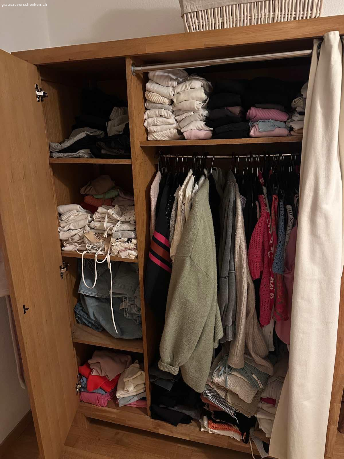 Verschenke schönen, hochwertigen Schrank aus massivem Holz. Sehr robust und hochwertig verarbeitet. Ideal für langlebige Nutzung.

Maße
Breite: 130 cm
Höhe: 198 cm
Tiefe: 55 cm

Details:
Material: Massives Holz
Farbe: Naturholz
Alter: ca. 10 Jahre
Zustand: Sehr gut, leichte Gebrauchsspuren
Aus tierfreiem & rauchfreiem Haushalt
Mit stabilen Türen und solider Bauweise
Bietet viel Stauraum

Abholung:
Standort: Zürich Altstetten
Nur Selbstabholung
Schrank kann für den Transport teilweise demontiert werden