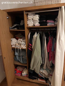 Verschenke schönen, hochwertigen Schrank aus massivem Holz. Sehr robust und hochwertig verarbeitet. Ideal für langlebige Nutzung.

Maße
Breite: 130 cm
Höhe: 198 cm
Tiefe: 55 cm

Details:
Material: Massives Holz
Farbe: Naturholz
Alter: ca. 10 Jahre
Zustand: Sehr gut, leichte Gebrauchsspuren
Aus tierfreiem & rauchfreiem Haushalt
Mit stabilen Türen und solider Bauweise
Bietet viel Stauraum

Abholung:
Standort: Zürich Altstetten
Nur Selbstabholung
Schrank kann für den Transport teilweise demontiert werden