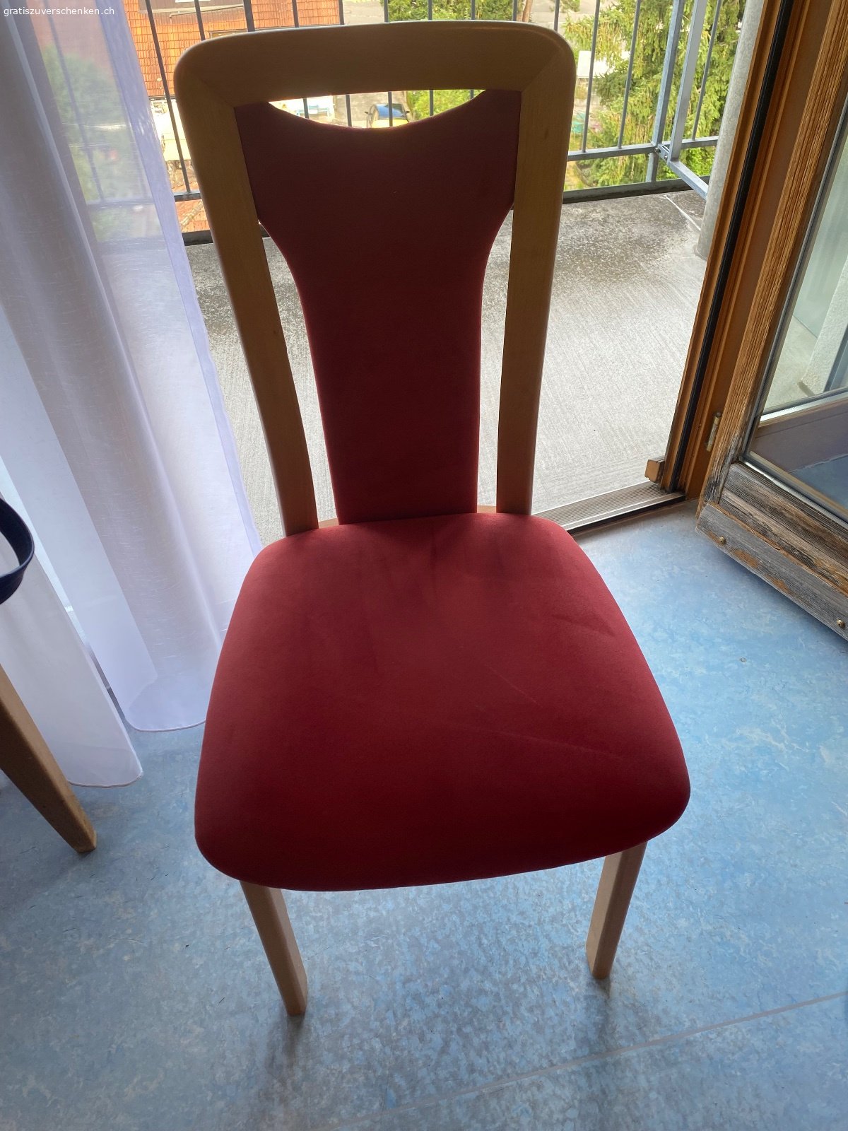 Verschiedene Möbel -gratis abzuholen in Windisch. Alles gratis und in gutem Zustand. 2-er Sofa, passend 4 Stühle und 1 Tisch  und Wanduhr. Alles in gutem Zustand. Der Tisch hat Gebrauchtspuren. Muss abgeholt werden bis 15.7. in Windisch