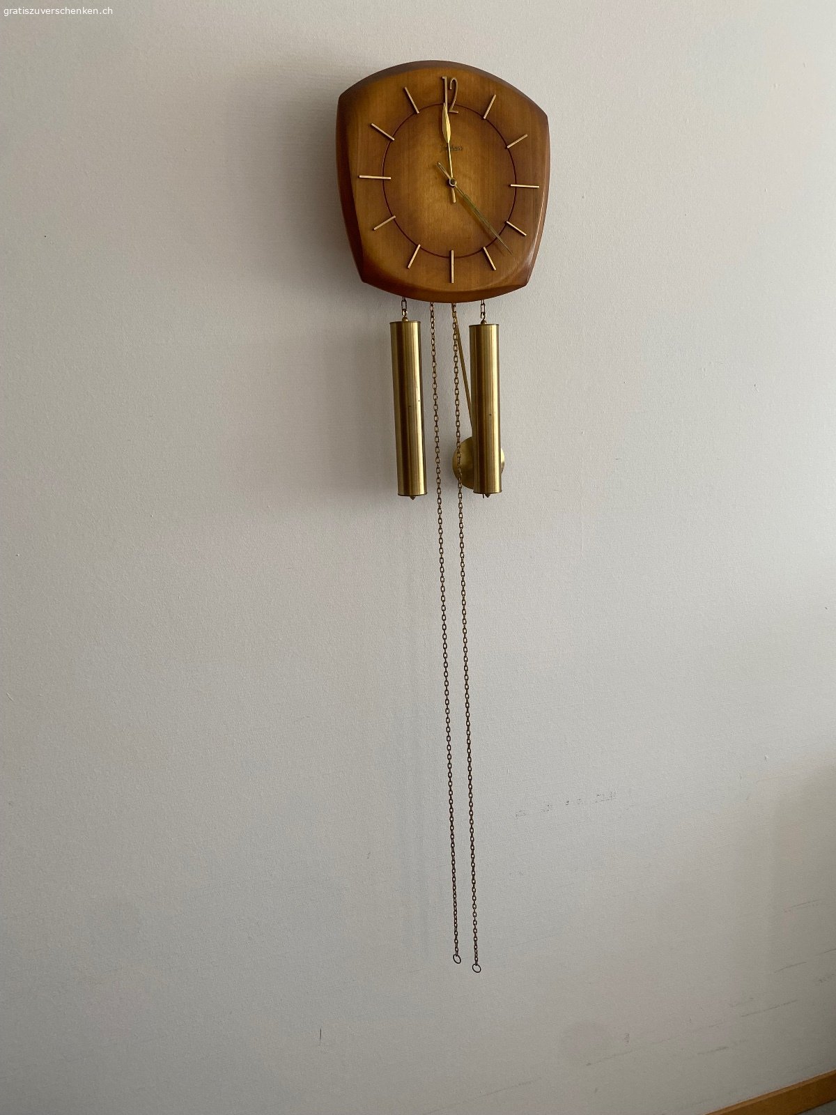 Verschiedene Möbel -gratis abzuholen in Windisch. Alles gratis und in gutem Zustand. 2-er Sofa, passend 4 Stühle und 1 Tisch  und Wanduhr. Alles in gutem Zustand. Der Tisch hat Gebrauchtspuren. Muss abgeholt werden bis 15.7. in Windisch