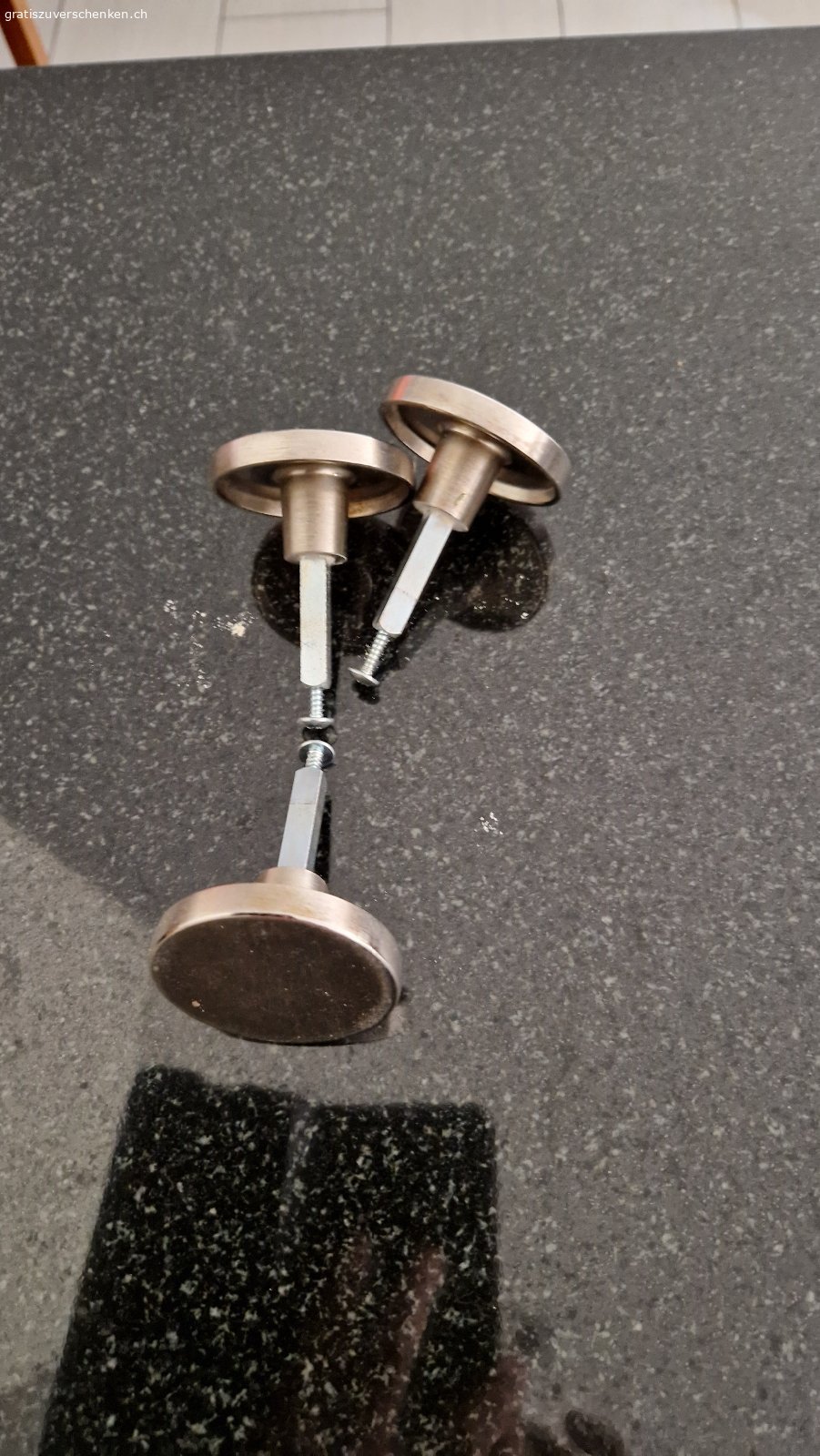 Vierkant Drehknöpfe für Wandschränke. Verschenke diese gebrauchten Drehknopf-Vierkant Türknöpfe für Wandschränke aus den 70-80er Jahren. Ursprünglich beim Jumbo gekauft. Material Eisen verchromt mit fixen Vierkant und Fixierschraube.
Masse: Durchmesser Drehknopf 5 cm. Länge Vierkant 3.5 cm Dicke Vierkant 7 mm mit passender Schraube.
Wurde oft in Wand und Vorratsschränken verwendet mit Dreh Verriegelung oben und unten. Zur Erklärung ein Bild damit man sich ein Bild machen kann. Vielleicht gibt es diese noch in älteren Wohnungen. Im Handel so nicht mehr gefunden, deshalb nicht sicher wie man die Dinger nennt. Waren bis vor 2 Monaten noch im Einsatz und funktionsfähig, leichte Gebrauchsspuren.
Abholung oder Versand gegen Vorauszahlung von. Porto B-Post 9.00. 
Bitte nur über Gratis Inserate kommunizieren damit ich antworten kann.