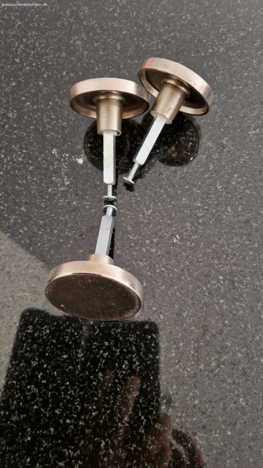 Vierkant Drehknöpfe für Wandschränke. Verschenke diese gebrauchten Drehknopf-Vierkant Türknöpfe für Wandschränke aus den 70-80er Jahren. Ursprünglich beim Jumbo gekauft. Material Eisen verchromt mit fixen Vierkant und Fixierschraube.
Masse: Durchmesser Drehknopf 5 cm. Länge Vierkant 3.5 cm Dicke Vierkant 7 mm mit passender Schraube.
Wurde oft in Wand und Vorratsschränken verwendet mit Dreh Verriegelung oben und unten. Zur Erklärung ein Bild damit man sich ein Bild machen kann. Vielleicht gibt es diese noch in älteren Wohnungen. Im Handel so nicht mehr gefunden, deshalb nicht sicher wie man die Dinger nennt. Waren bis vor 2 Monaten noch im Einsatz und funktionsfähig, leichte Gebrauchsspuren.
Abholung oder Versand gegen Vorauszahlung von. Porto B-Post 9.00. 
Bitte nur über Gratis Inserate kommunizieren damit ich antworten kann.