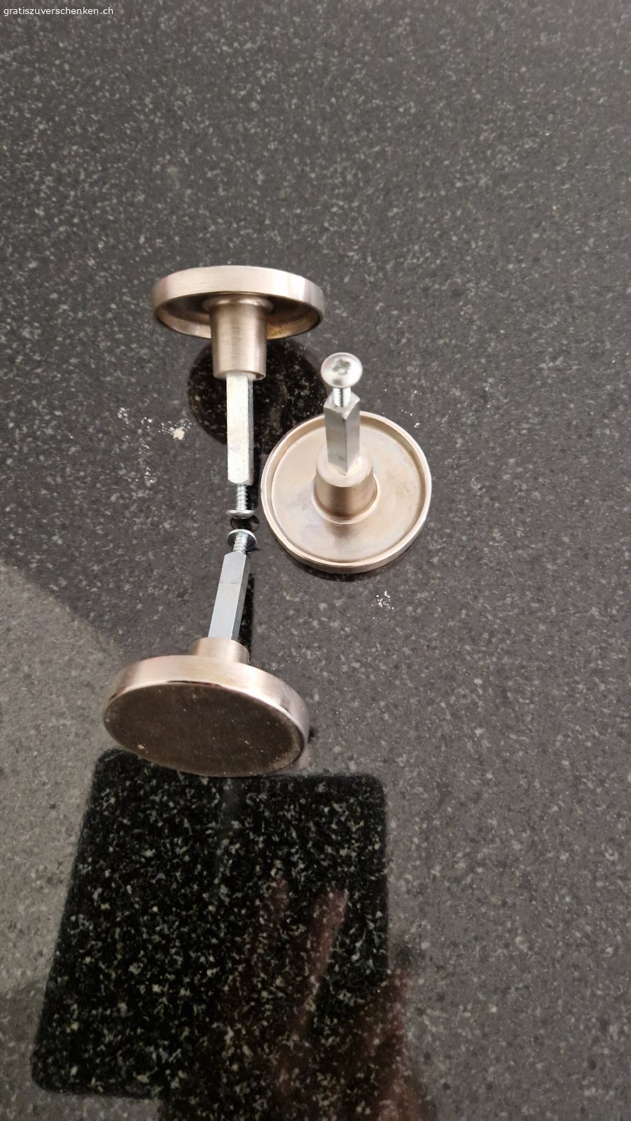 Vierkant Drehknöpfe für Wandschränke. Verschenke diese gebrauchten Drehknopf-Vierkant Türknöpfe für Wandschränke aus den 70-80er Jahren. Ursprünglich beim Jumbo gekauft. Material Eisen verchromt mit fixen Vierkant und Fixierschraube.
Masse: Durchmesser Drehknopf 5 cm. Länge Vierkant 3.5 cm Dicke Vierkant 7 mm mit passender Schraube.
Wurde oft in Wand und Vorratsschränken verwendet mit Dreh Verriegelung oben und unten. Zur Erklärung ein Bild damit man sich ein Bild machen kann. Vielleicht gibt es diese noch in älteren Wohnungen. Im Handel so nicht mehr gefunden, deshalb nicht sicher wie man die Dinger nennt. Waren bis vor 2 Monaten noch im Einsatz und funktionsfähig, leichte Gebrauchsspuren.
Abholung oder Versand gegen Vorauszahlung von. Porto B-Post 9.00. 
Bitte nur über Gratis Inserate kommunizieren damit ich antworten kann.