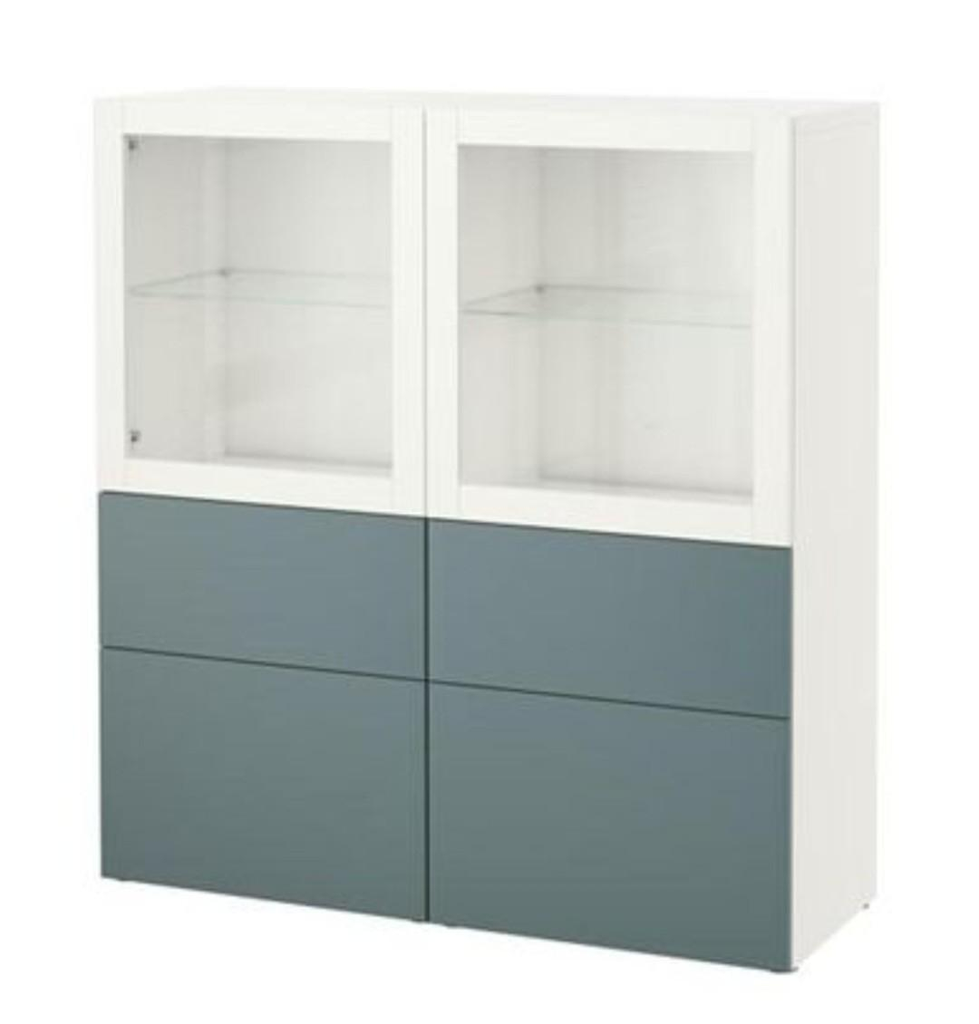 Vitrinenschrank. Ich verschenke einen Vitrinenschrank.
Auseinander gebaut und in 6003 Luzern abholbereit.

Massen B 120, T 40, H 128

Die Schubladen haben manchmal Mühe beim Schliessen.