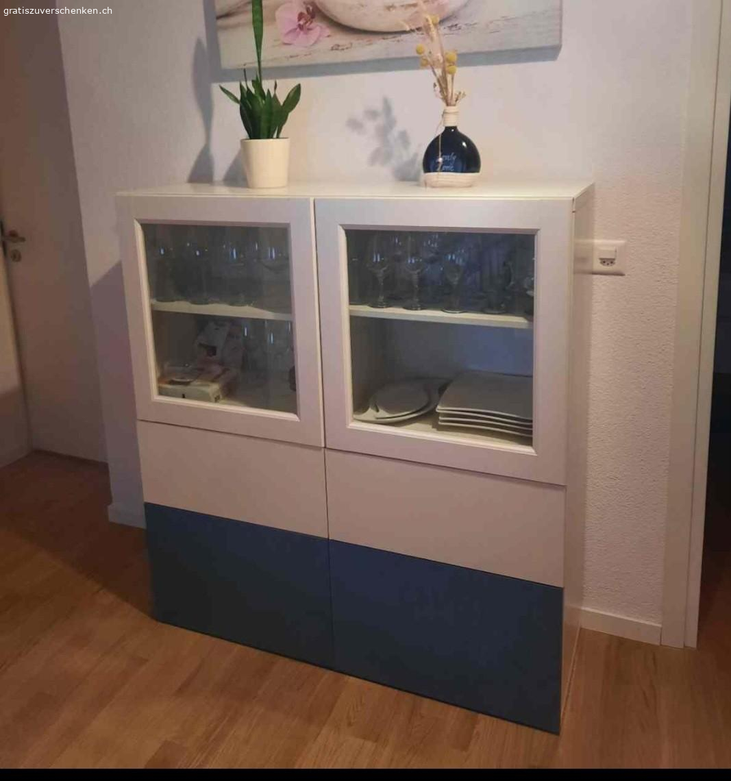 Vitrinenschrank. Ich verschenke einen Vitrinenschrank.
Auseinander gebaut und in 6003 Luzern abholbereit.

Massen B 120, T 40, H 128

Die Schubladen haben manchmal Mühe beim Schliessen.