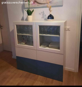 Vitrinenschrank. Ich verschenke einen Vitrinenschrank.
Auseinander gebaut und in 6003 Luzern abholbereit.

Massen B 120, T 40, H 128

Die Schubladen haben manchmal Mühe beim Schliessen.