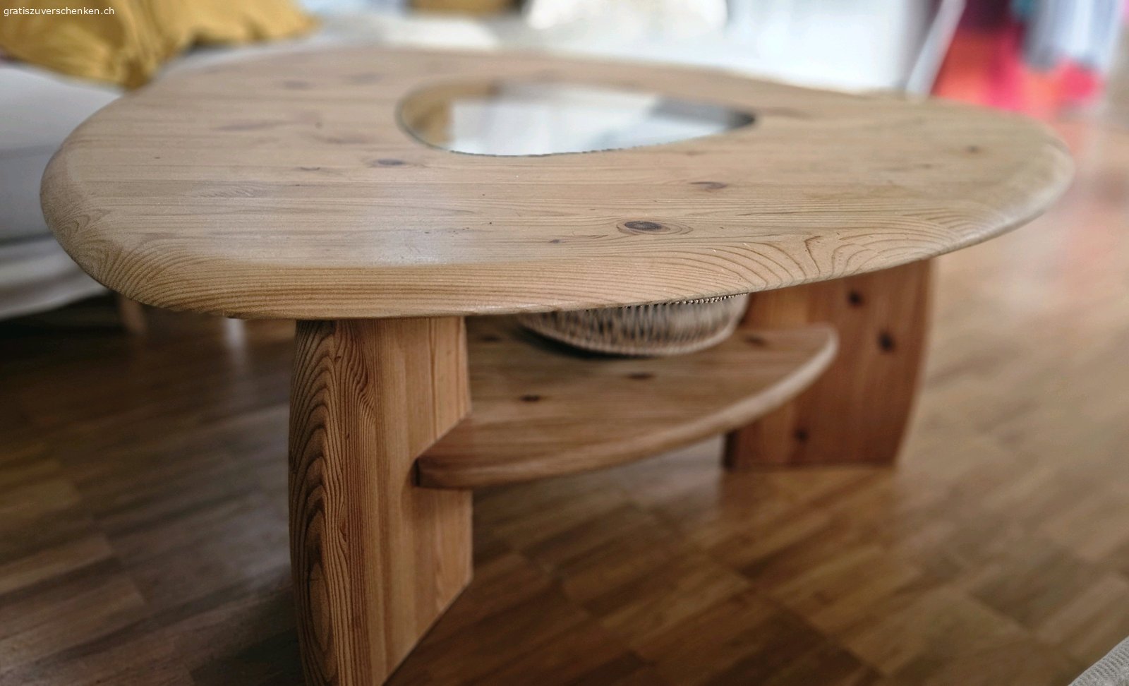 Vintage HolzCouchtisch h: 42cm b: 97. Vintage Beistelltisch mit Glas Einsatz zu verschenken. Wurde abgeschliffen und geölt.