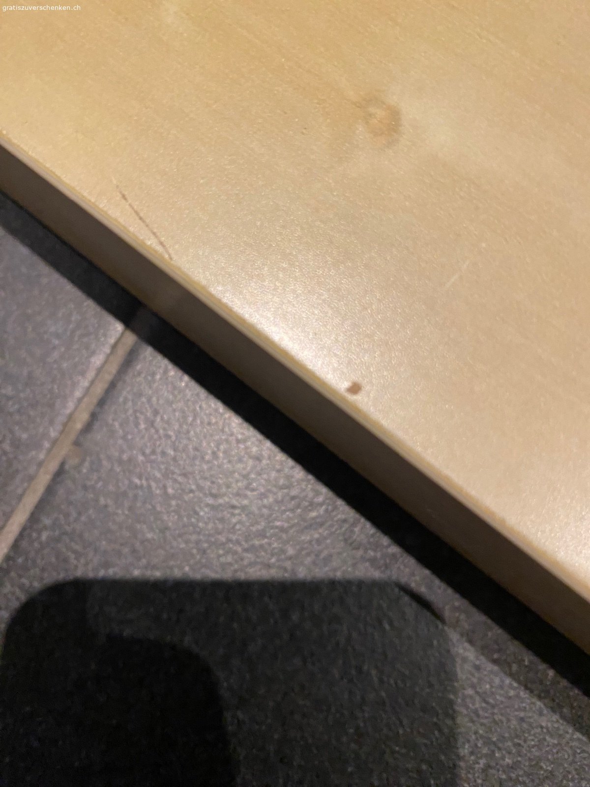 Wandbrett IKEA. Regalbrett/Wandbrett von IKEA
ca.190cmx26cm
Es hat einige kleine Abplatzer und Kleberstellen am Furnier. Der Kleber lässt sich mit dem richtigen Reinigungsmittel wohl entfernen.

Wir haben auch ein zweites kürzeres gratis abzugeben.