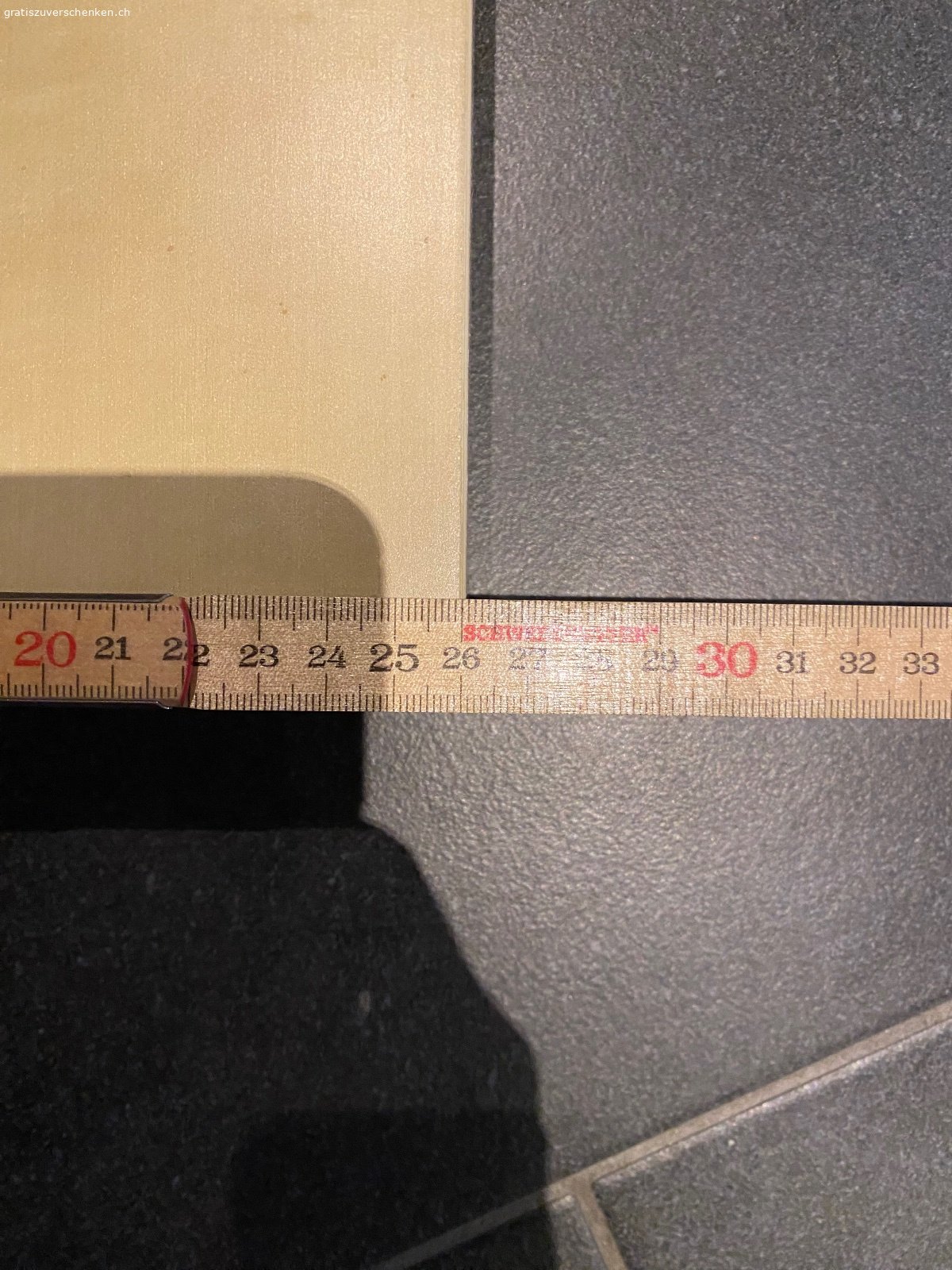 Wandbrett IKEA. Regalbrett/Wandbrett von IKEA
ca.190cmx26cm
Es hat einige kleine Abplatzer und Kleberstellen am Furnier. Der Kleber lässt sich mit dem richtigen Reinigungsmittel wohl entfernen.

Wir haben auch ein zweites kürzeres gratis abzugeben.