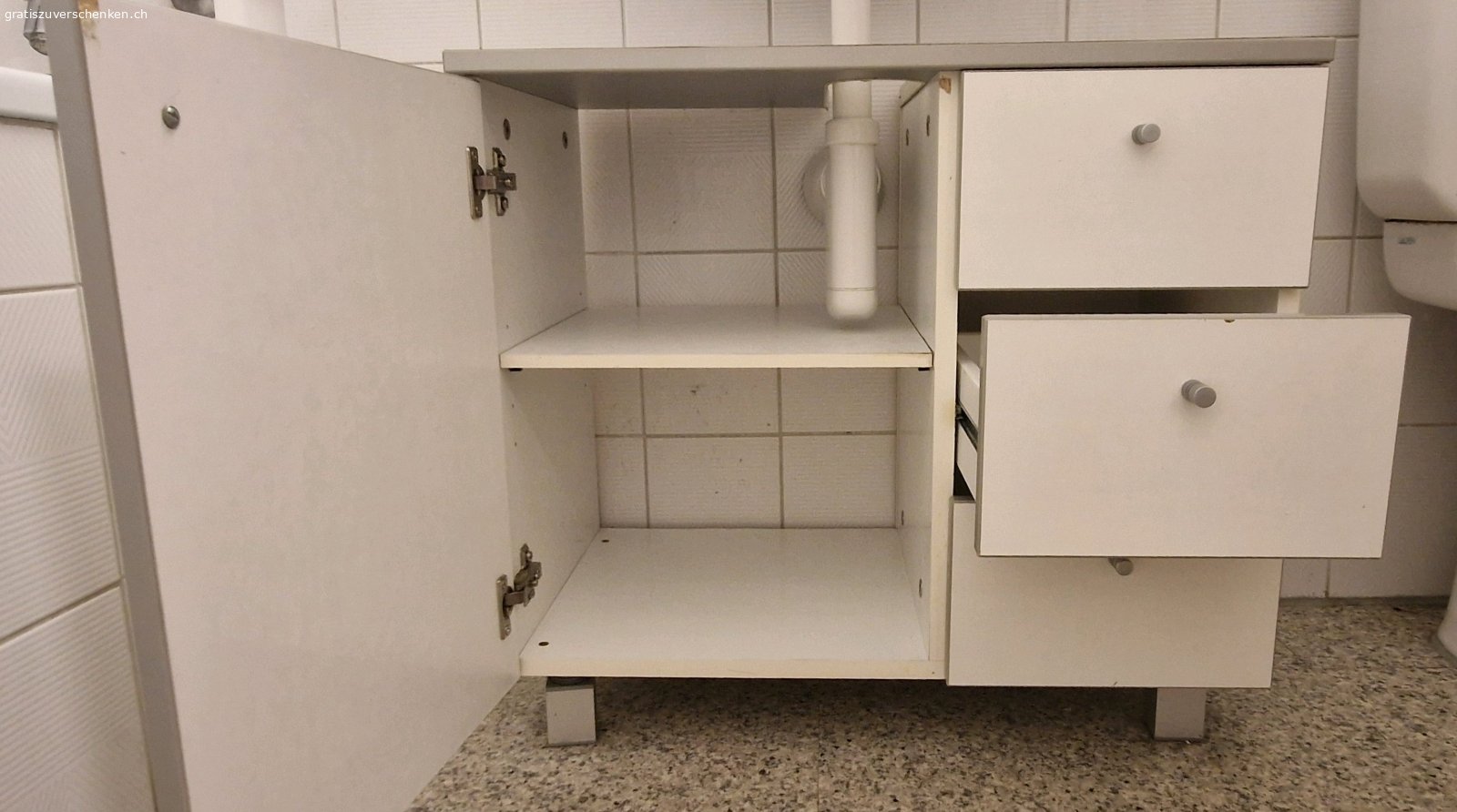 waschbecken / Lavabo Unterschrank. Abholung in 8427 Rorbas oder 8902 Urdorf.

L x B - 61,5 x 35cm 
55,5 hoch (mit Füssen) 
Sonst 49cm