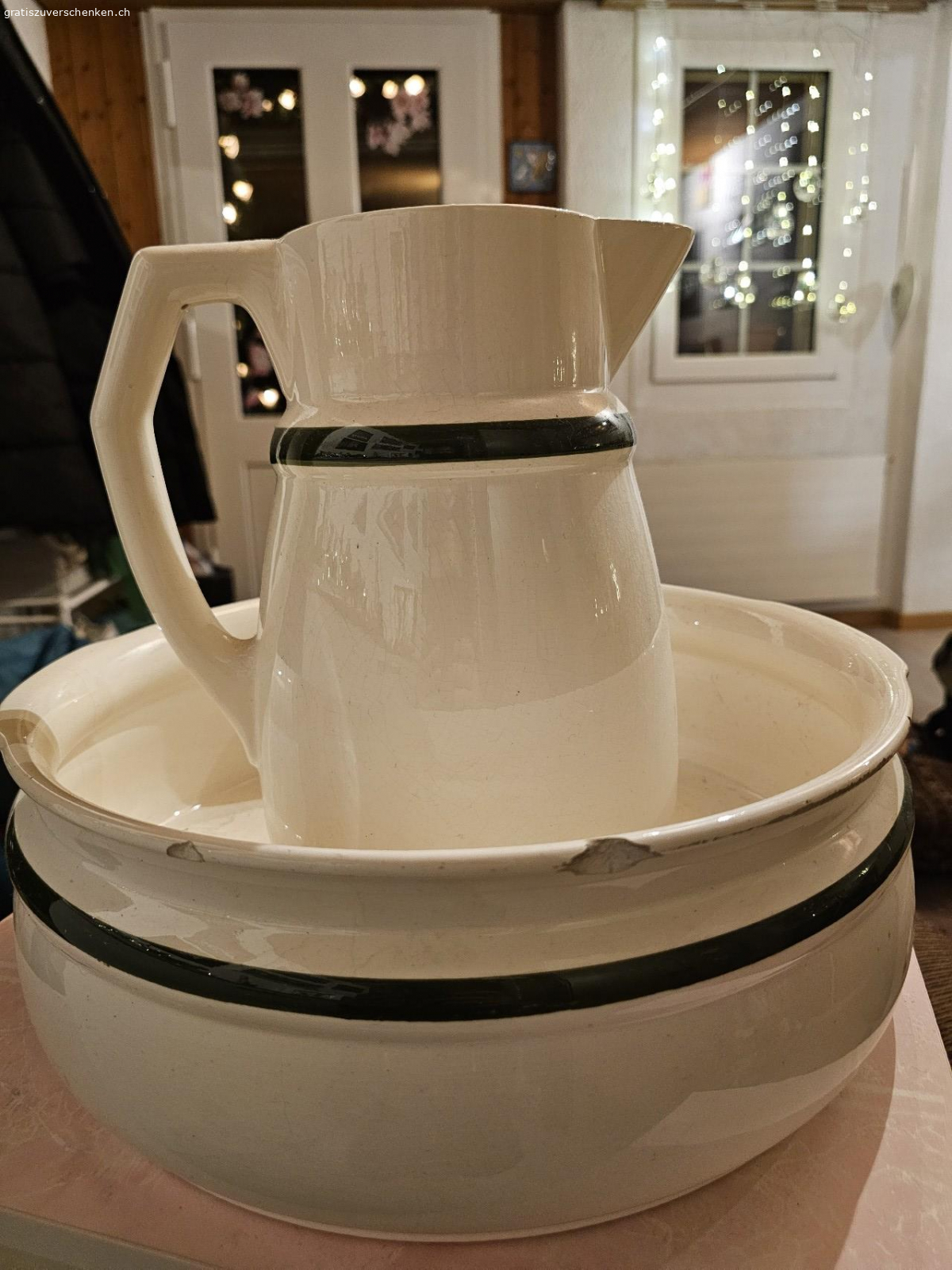 Waschkrug. Waschkrug abzugeben. Hat 2 kleine Blessuren. Siehe Foto