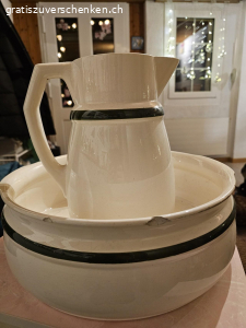 Waschkrug. Waschkrug abzugeben. Hat 2 kleine Blessuren. Siehe Foto