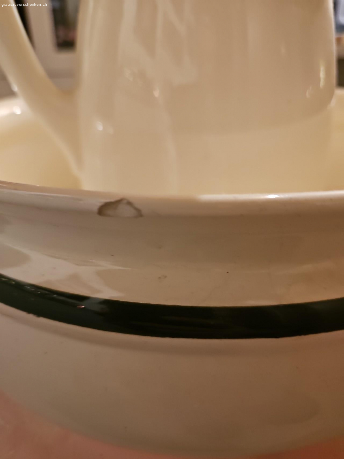 Waschkrug. Waschkrug abzugeben. Hat 2 kleine Blessuren. Siehe Foto