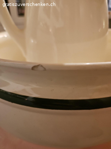 Waschkrug. Waschkrug abzugeben. Hat 2 kleine Blessuren. Siehe Foto