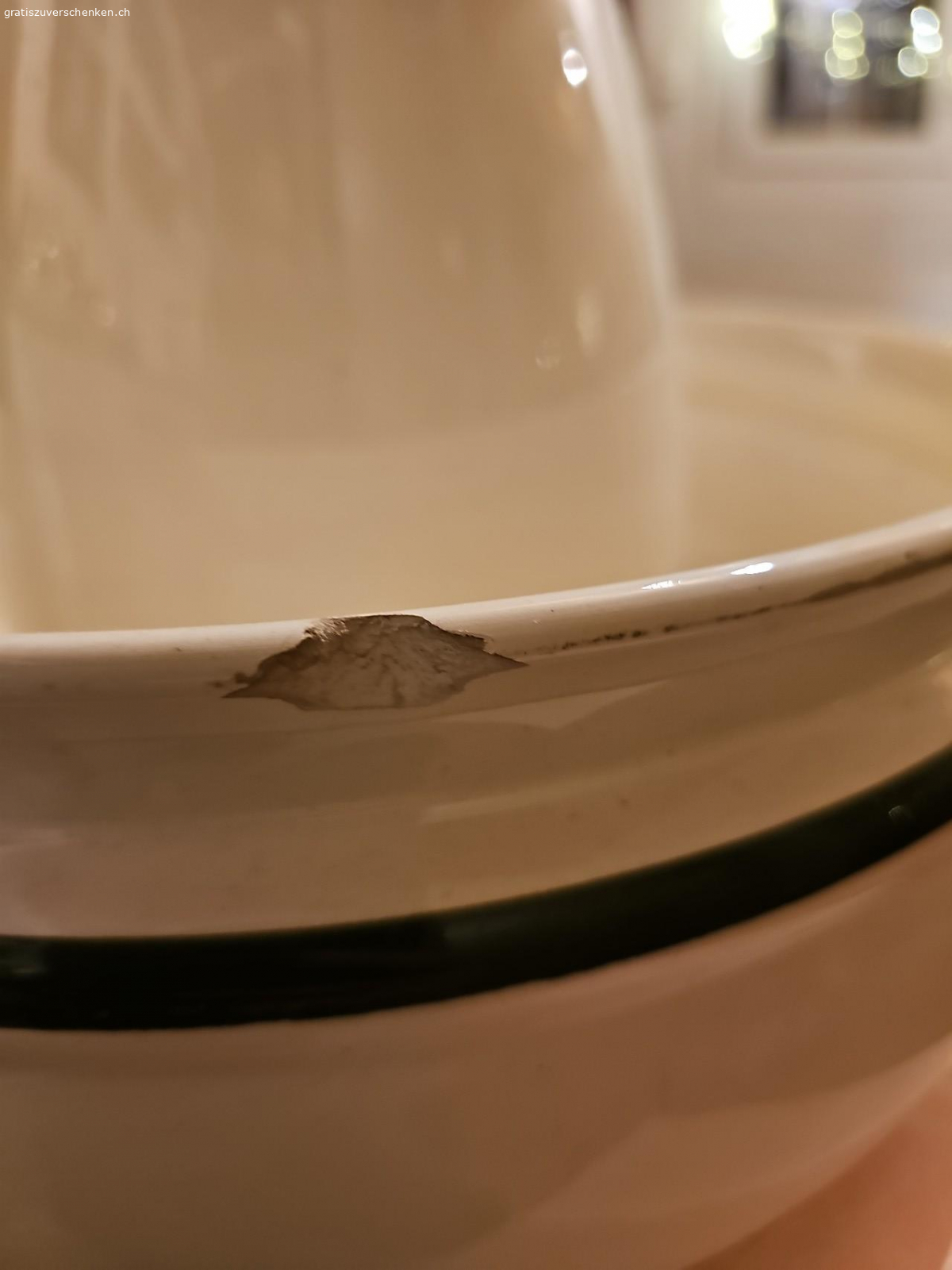 Waschkrug. Waschkrug abzugeben. Hat 2 kleine Blessuren. Siehe Foto