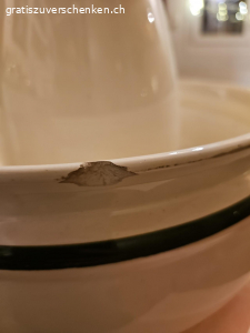 Waschkrug. Waschkrug abzugeben. Hat 2 kleine Blessuren. Siehe Foto