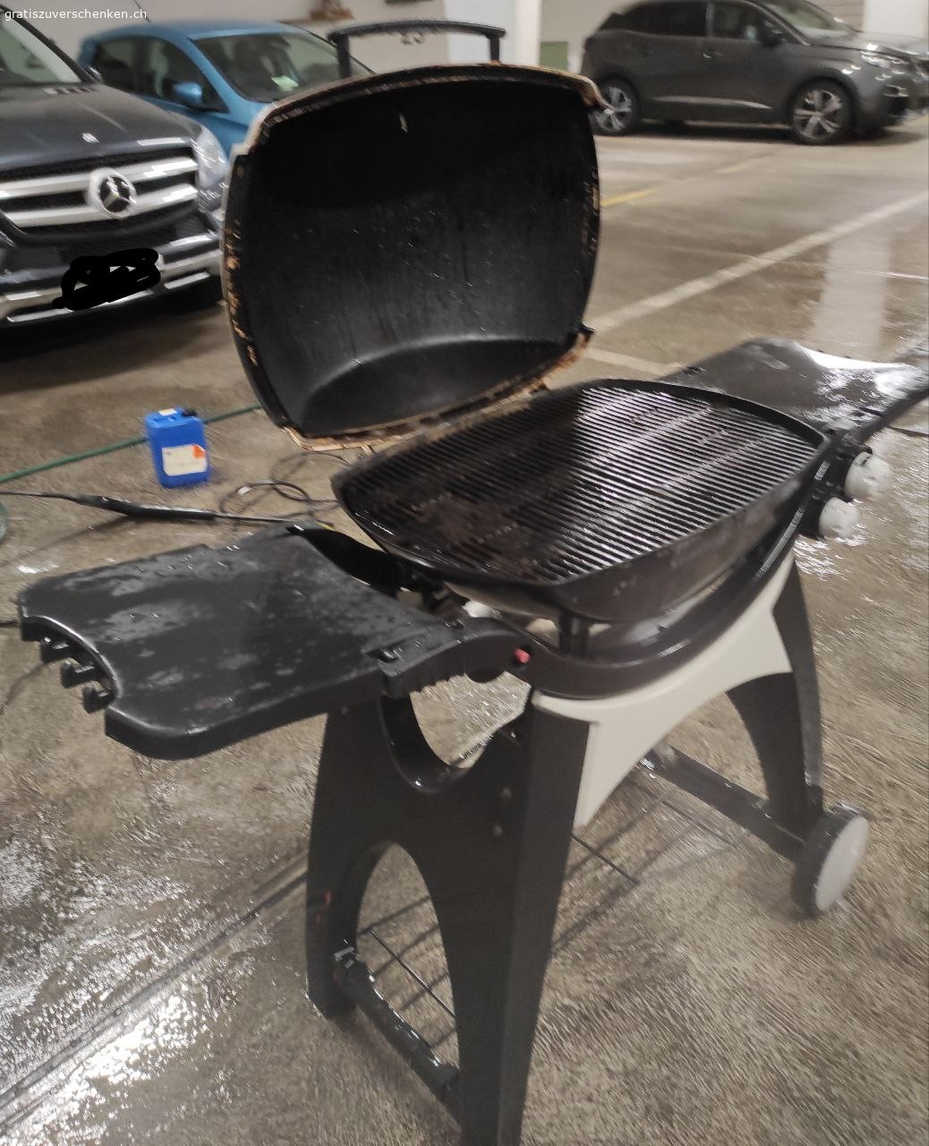Weber Gas Grill auf Rollen. grosse Grill wegen platzmangel abzugeben wurde mit dampfstrahler gereinigt... die gusseisernen Grillplatten sollten bearbeitet da an manchen Stellen Rosten oder einfach austauschen... ich kann leider nicht die genaue artikelnummer des Grills mitteilen da diese beim Putzen abgegangen sind.