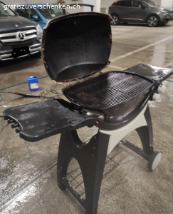 Weber Gas Grill auf Rollen. grosse Grill wegen platzmangel abzugeben wurde mit dampfstrahler gereinigt... die gusseisernen Grillplatten sollten bearbeitet da an manchen Stellen Rosten oder einfach austauschen... ich kann leider nicht die genaue artikelnummer des Grills mitteilen da diese beim Putzen abgegangen sind.