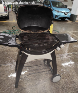 Weber Gas Grill auf Rollen. grosse Grill wegen platzmangel abzugeben wurde mit dampfstrahler gereinigt... die gusseisernen Grillplatten sollten bearbeitet da an manchen Stellen Rosten oder einfach austauschen... ich kann leider nicht die genaue artikelnummer des Grills mitteilen da diese beim Putzen abgegangen sind.