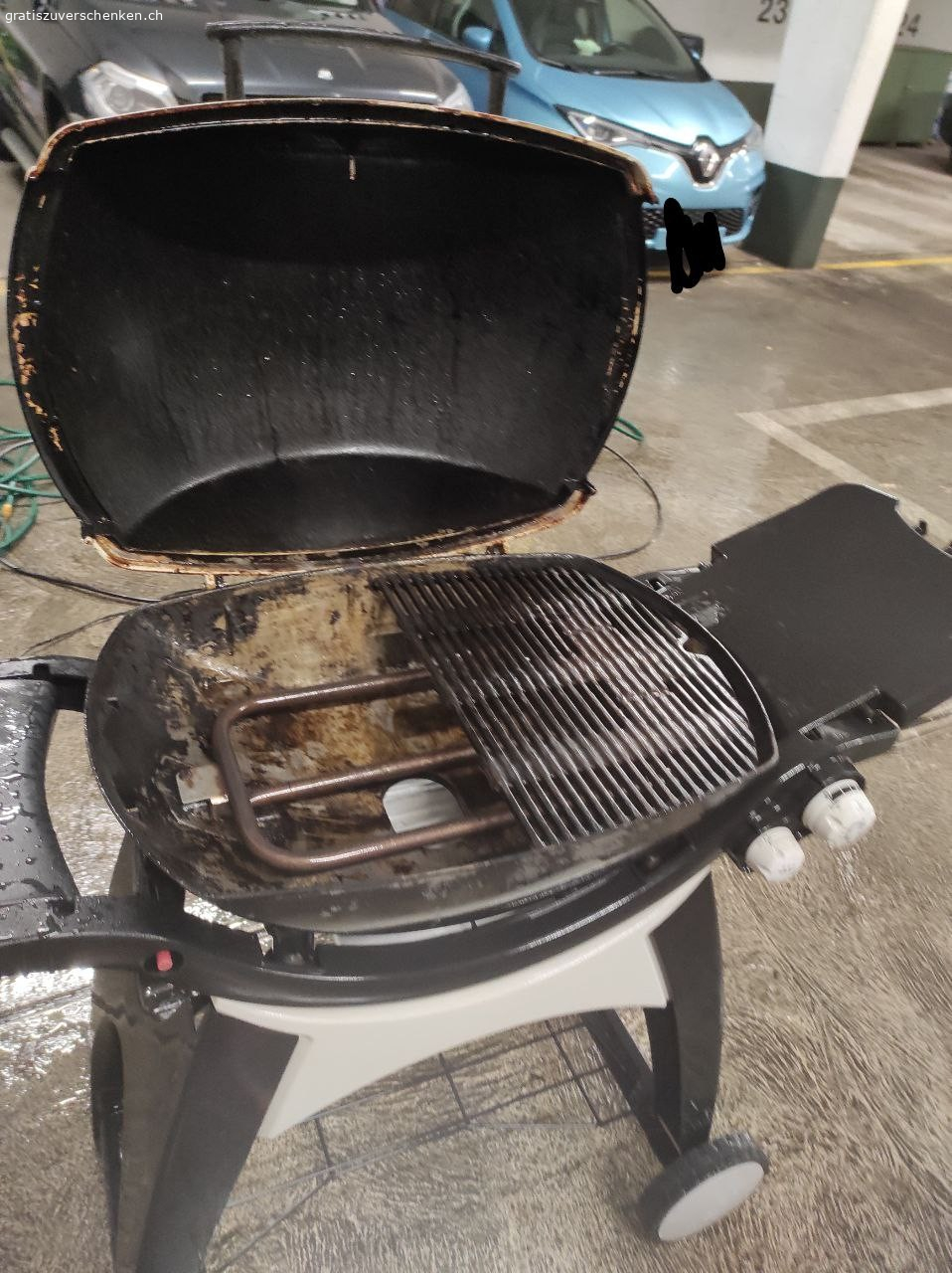 Weber Gas Grill auf Rollen. grosse Grill wegen platzmangel abzugeben wurde mit dampfstrahler gereinigt... die gusseisernen Grillplatten sollten bearbeitet da an manchen Stellen Rosten oder einfach austauschen... ich kann leider nicht die genaue artikelnummer des Grills mitteilen da diese beim Putzen abgegangen sind.