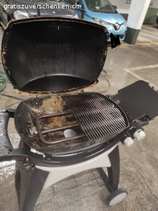 Weber Gas Grill auf Rollen. grosse Grill wegen platzmangel abzugeben wurde mit dampfstrahler gereinigt... die gusseisernen Grillplatten sollten bearbeitet da an manchen Stellen Rosten oder einfach austauschen... ich kann leider nicht die genaue artikelnummer des Grills mitteilen da diese beim Putzen abgegangen sind.