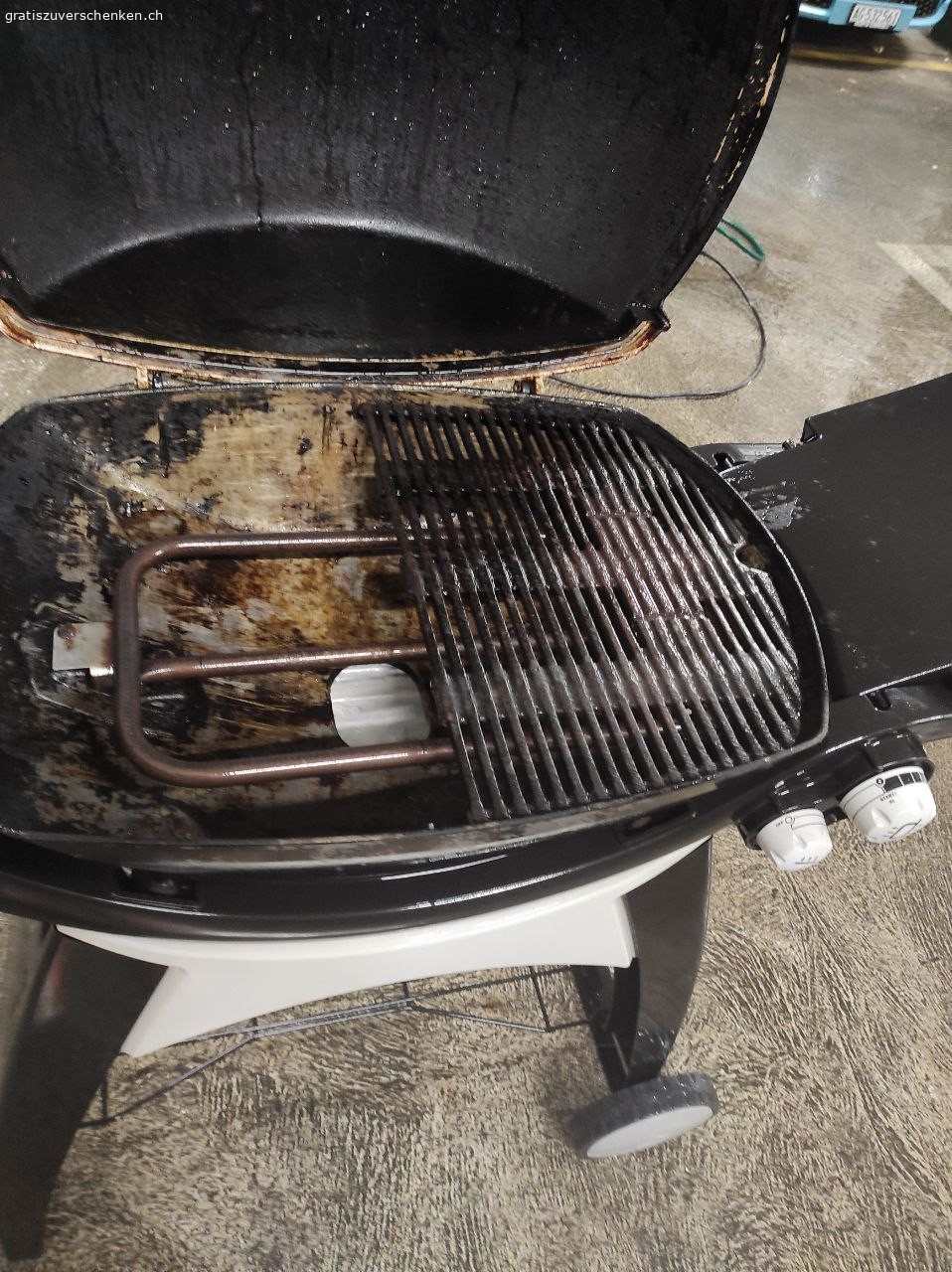 Weber Gas Grill auf Rollen. grosse Grill wegen platzmangel abzugeben wurde mit dampfstrahler gereinigt... die gusseisernen Grillplatten sollten bearbeitet da an manchen Stellen Rosten oder einfach austauschen... ich kann leider nicht die genaue artikelnummer des Grills mitteilen da diese beim Putzen abgegangen sind.