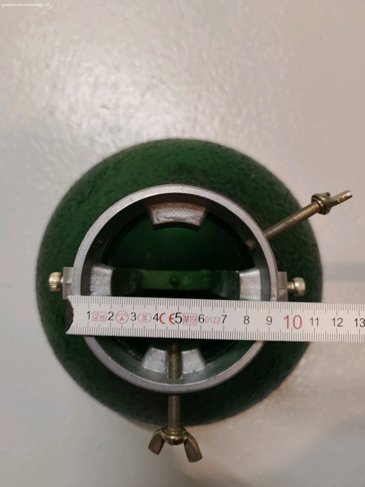 Weihnachtsbaumständer aus Glas. Durchmesser unten 25 cm, Durchmesser oben siehe Fotos

Das Glas ist intakt aber eine Schraube zum festschrauben des Baumstamms fehlt