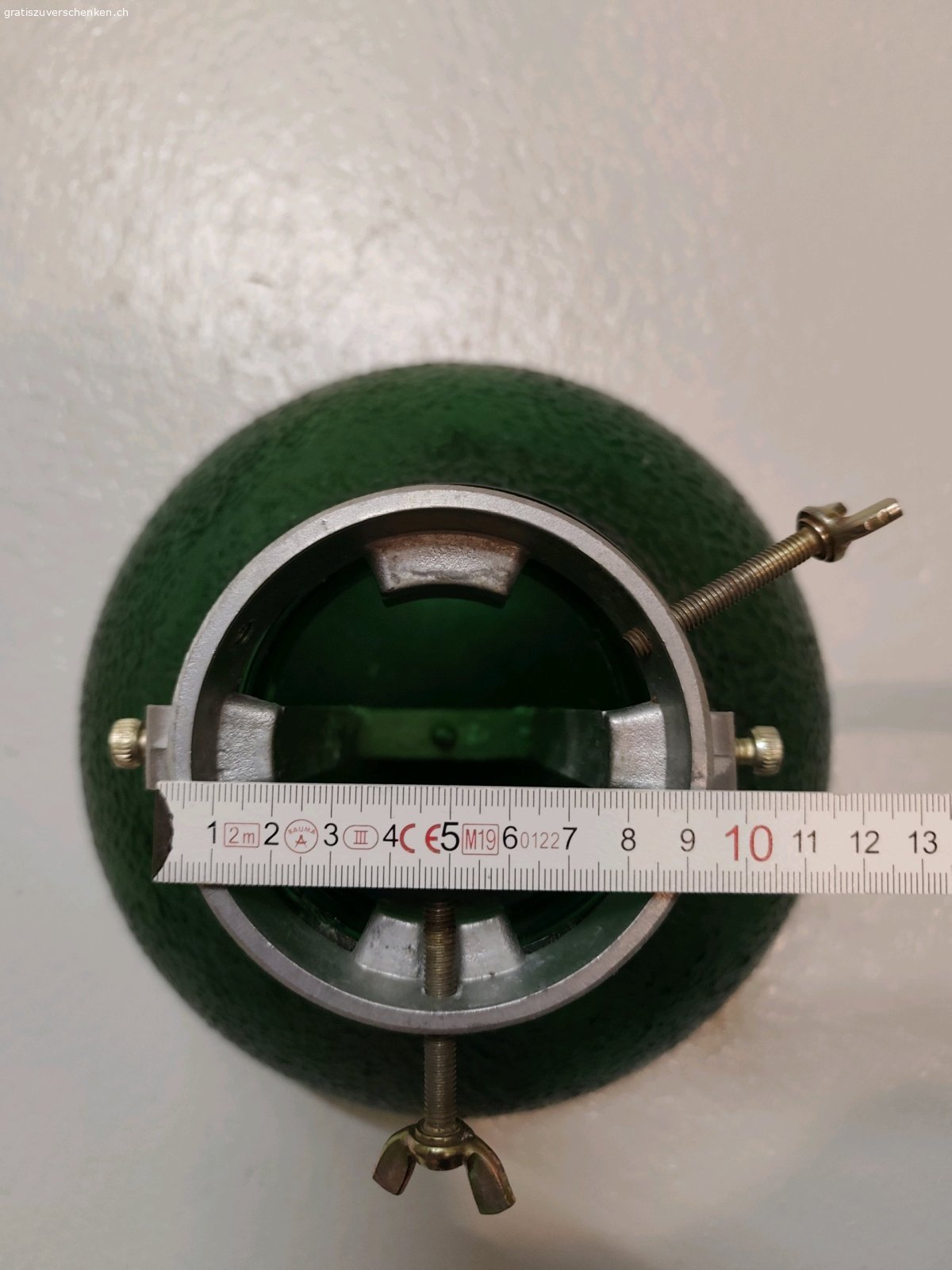 Weihnachtsbaumständer aus Glas. Durchmesser unten 25 cm, Durchmesser oben siehe Fotos

Das Glas ist intakt aber eine Schraube zum festschrauben des Baumstamms fehlt