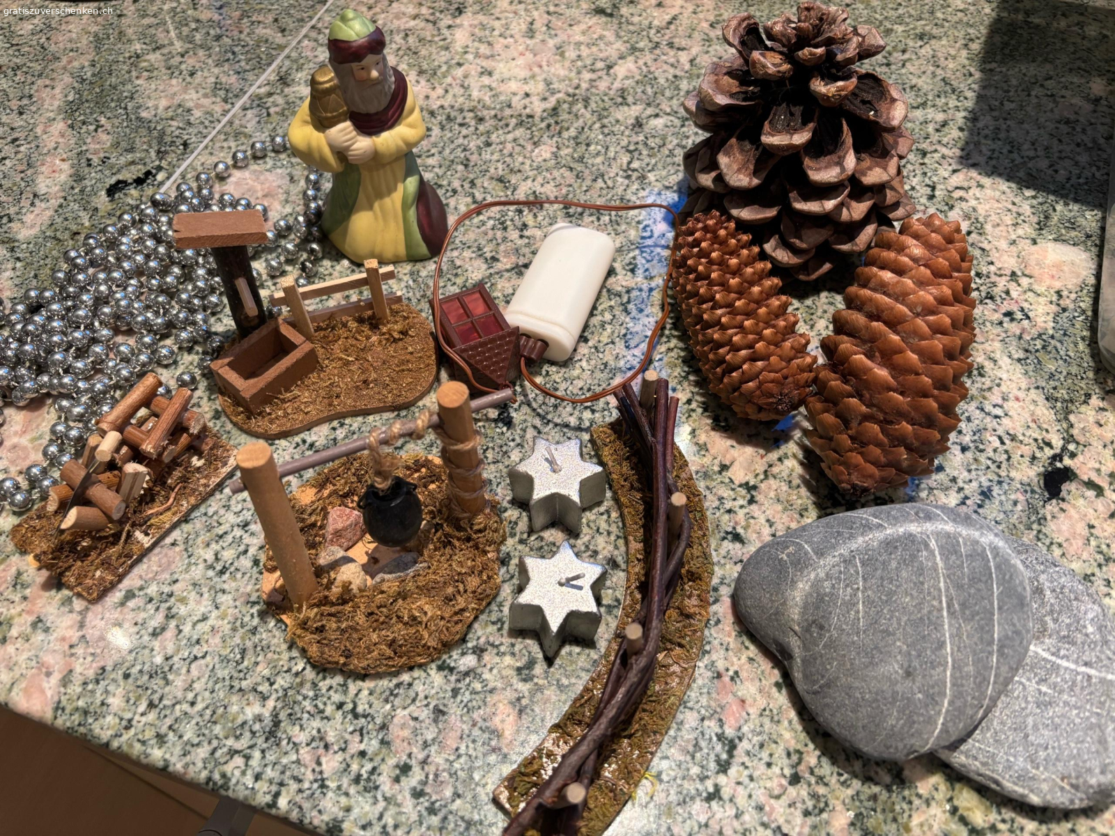 Weihnachtsfiguren mit Zubehör. Weihnachtsfiguren (Maria, Josef, Krippenkind, Engel, Hirten - alle im Stil des zweiten Fotos), Schafe, Esel und Zubehör zu verschenken