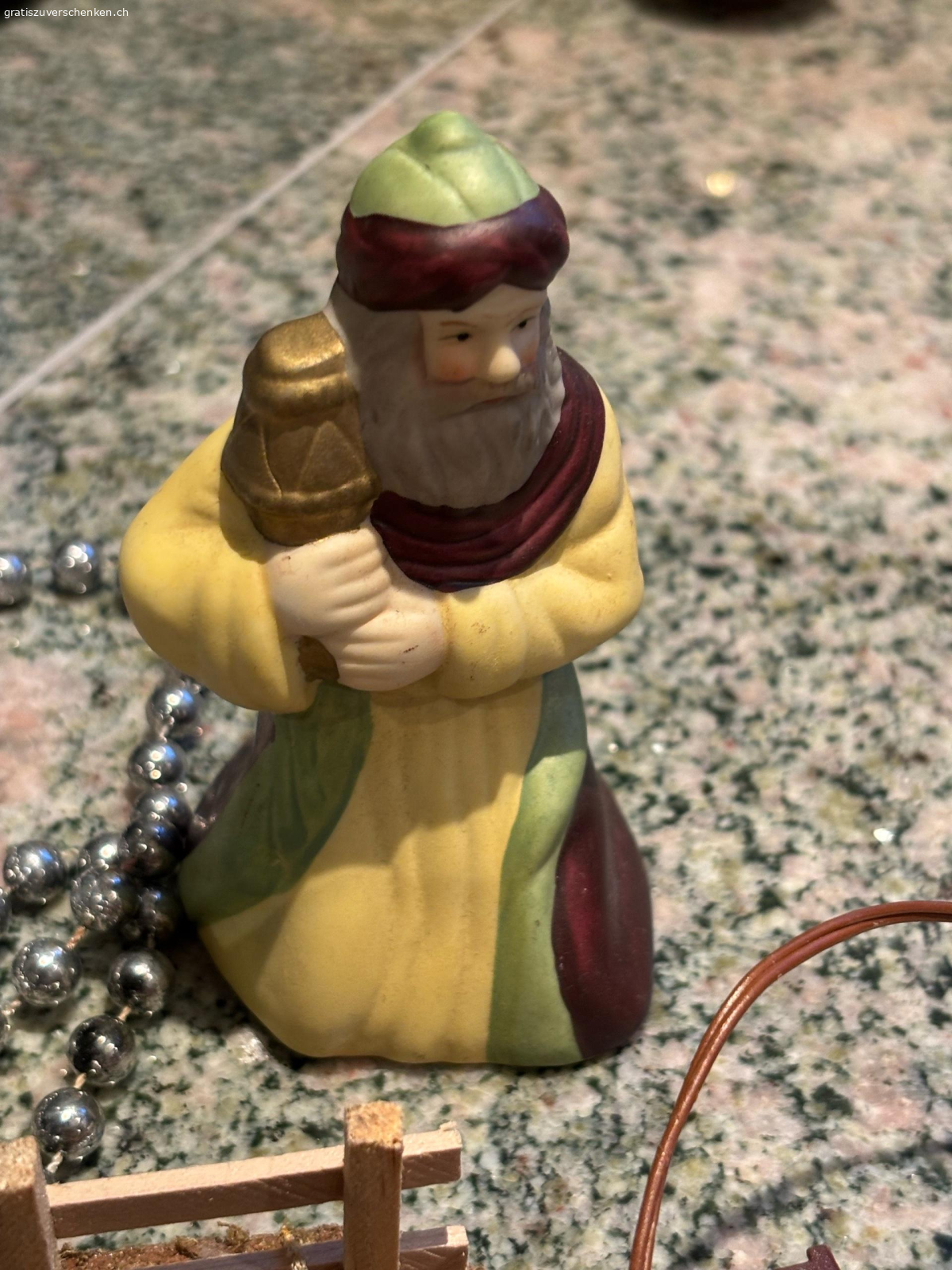 Weihnachtsfiguren mit Zubehör. Weihnachtsfiguren (Maria, Josef, Krippenkind, Engel, Hirten - alle im Stil des zweiten Fotos), Schafe, Esel und Zubehör zu verschenken