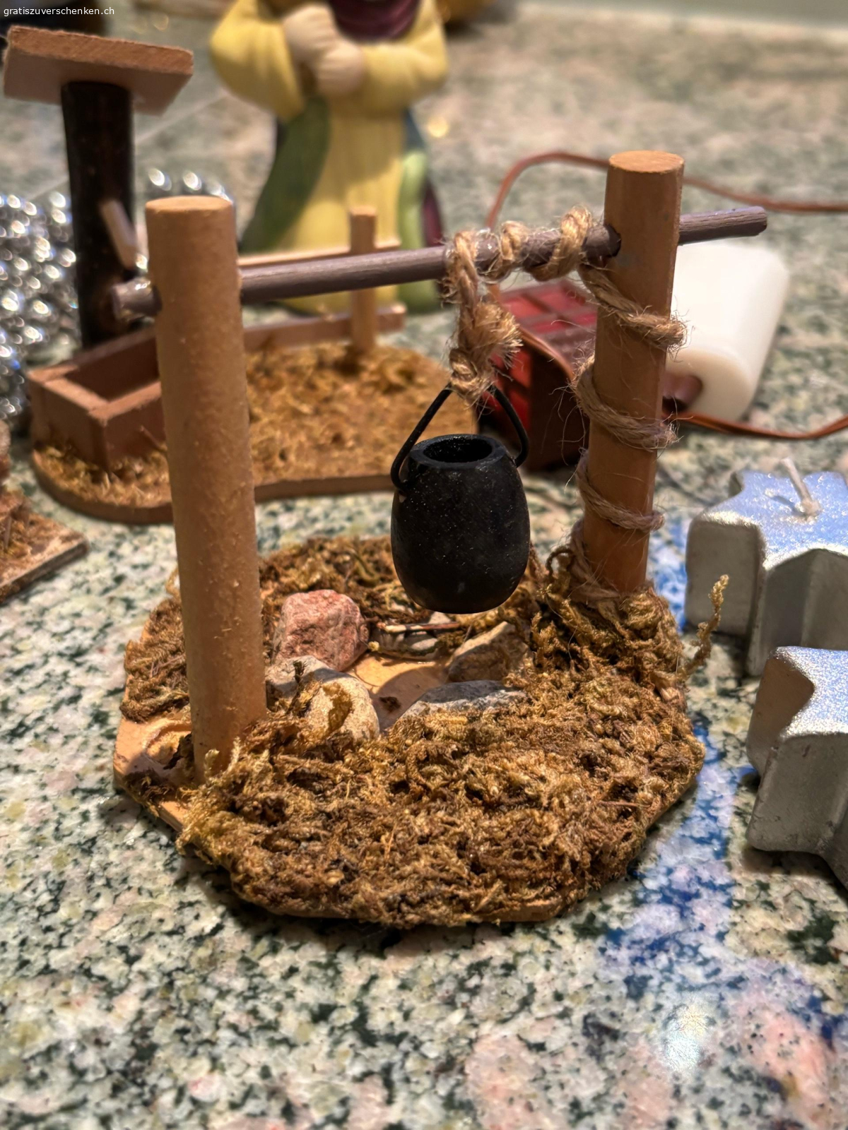 Weihnachtsfiguren mit Zubehör. Weihnachtsfiguren (Maria, Josef, Krippenkind, Engel, Hirten - alle im Stil des zweiten Fotos), Schafe, Esel und Zubehör zu verschenken