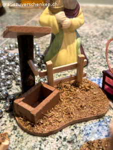 Weihnachtsfiguren mit Zubehör. Weihnachtsfiguren (Maria, Josef, Krippenkind, Engel, Hirten - alle im Stil des zweiten Fotos), Schafe, Esel und Zubehör zu verschenken