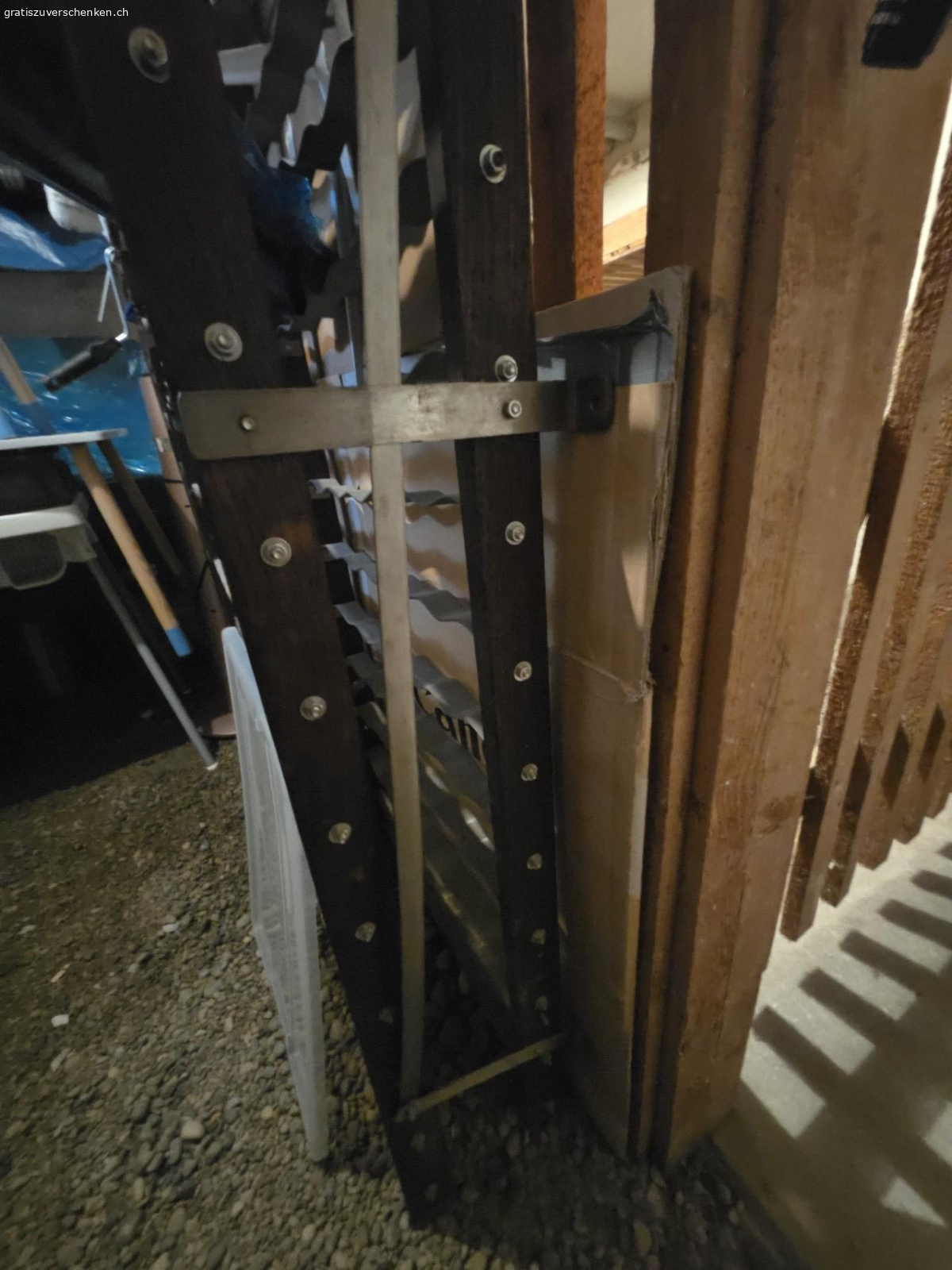 Weingestell für Keller. höhe 170cm
breite 120cm
tiefe 25cm

bitte Abholtag und ungefähre Zeit angeben.

es ist noch befestigt, kann es aber beim Abholtag draussen stellen.