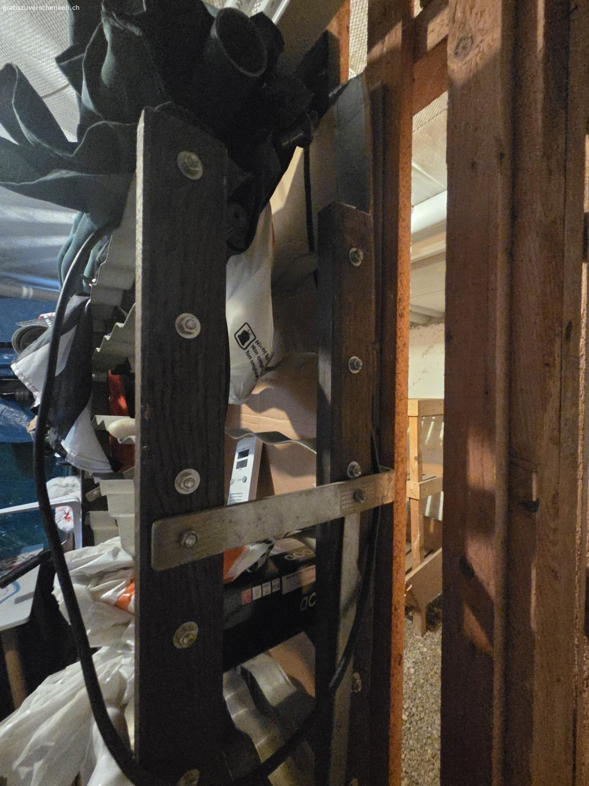 Weingestell für Keller. höhe 170cm
breite 120cm
tiefe 25cm

bitte Abholtag und ungefähre Zeit angeben.

es ist noch befestigt, kann es aber beim Abholtag draussen stellen.