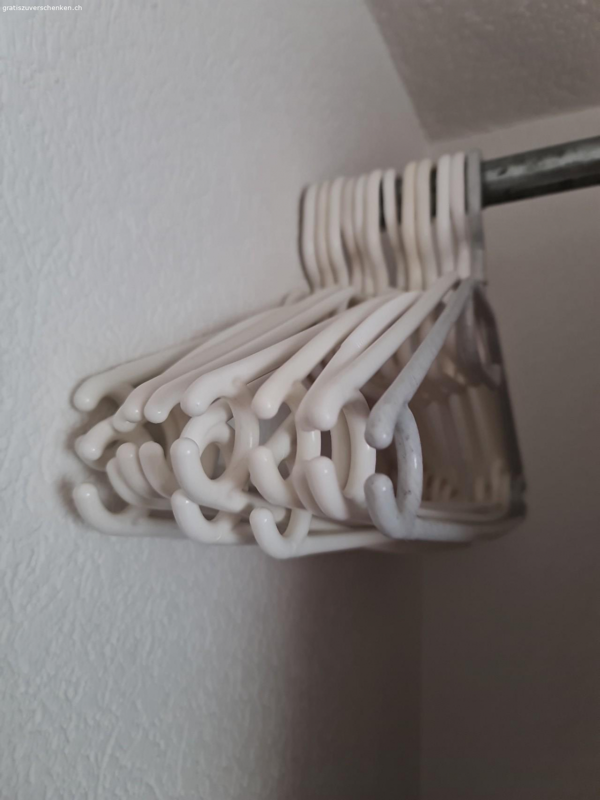 weisse kleiderbügel. weisse Kleiderbügel zu verschenken