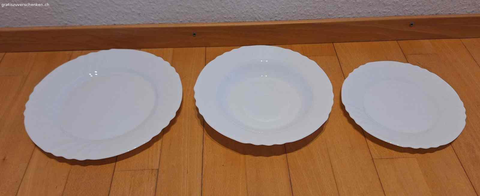 Weisse Teller - Geschirr-Set. Diverses - bitte beachten Sie meine anderen Angebote.

Verschenke hier ein gebrauchtes Tellerset bestehend aus sieben Speisetellern, acht Desserttellern und sieben Suppentellern in klassischem weiss. Gebraucht, in guten Zustand und sofort einsatzbereit für Ihr nächstes Essen. Ideal für Familien oder WGs. Geschirrspülmaschinen fest. Nichtraucherhaushalt

Nur Abholung.
Kein Versand
Kein Abholservice