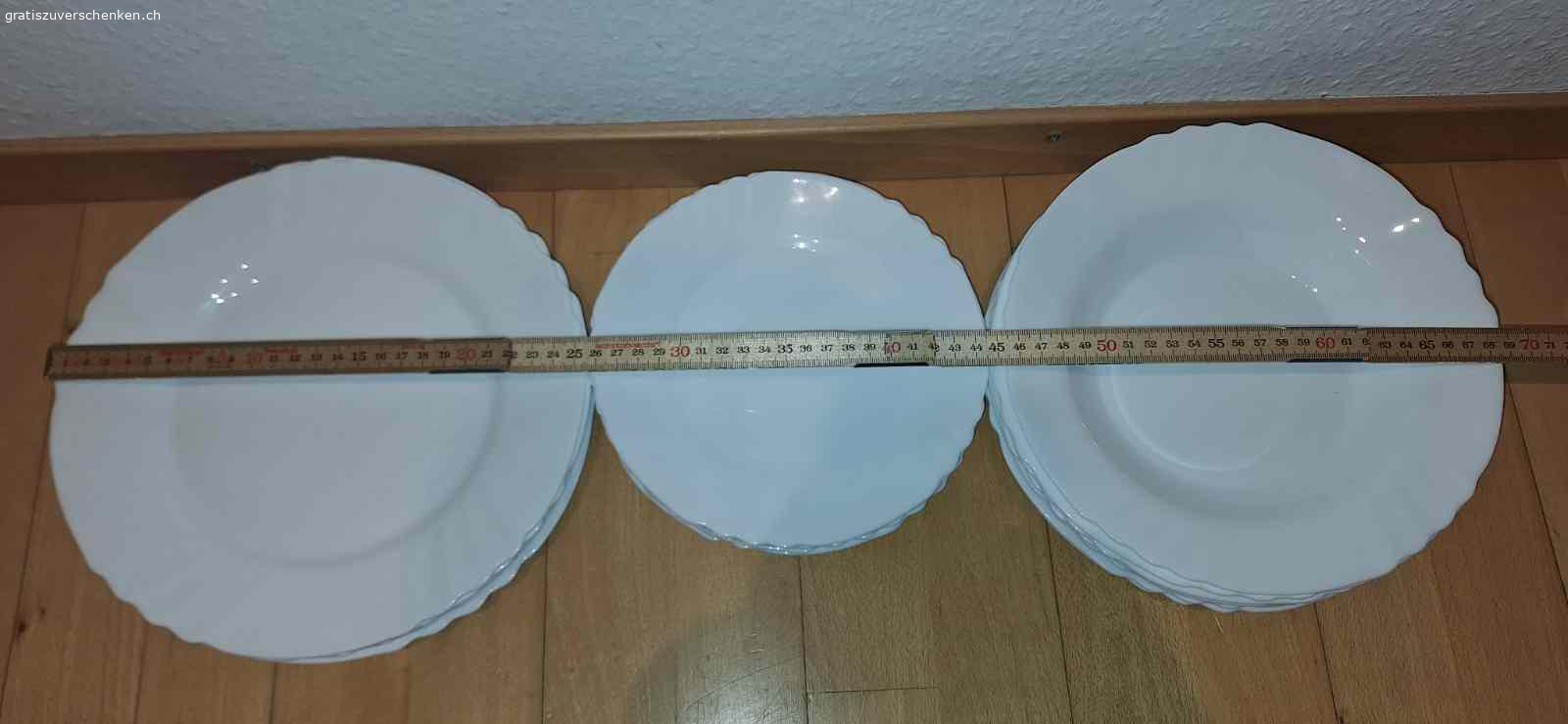 Weisse Teller - Geschirr-Set. Diverses - bitte beachten Sie meine anderen Angebote.

Verschenke hier ein gebrauchtes Tellerset bestehend aus sieben Speisetellern, acht Desserttellern und sieben Suppentellern in klassischem weiss. Gebraucht, in guten Zustand und sofort einsatzbereit für Ihr nächstes Essen. Ideal für Familien oder WGs. Geschirrspülmaschinen fest. Nichtraucherhaushalt

Nur Abholung.
Kein Versand
Kein Abholservice